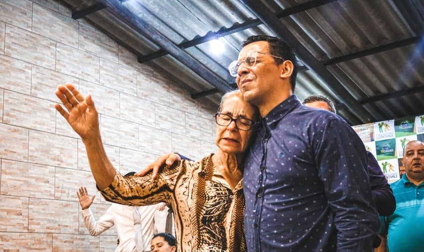 Dilson Gomes e sua mãe. (Foto: Dilson Gomes/Desafio Jovem).