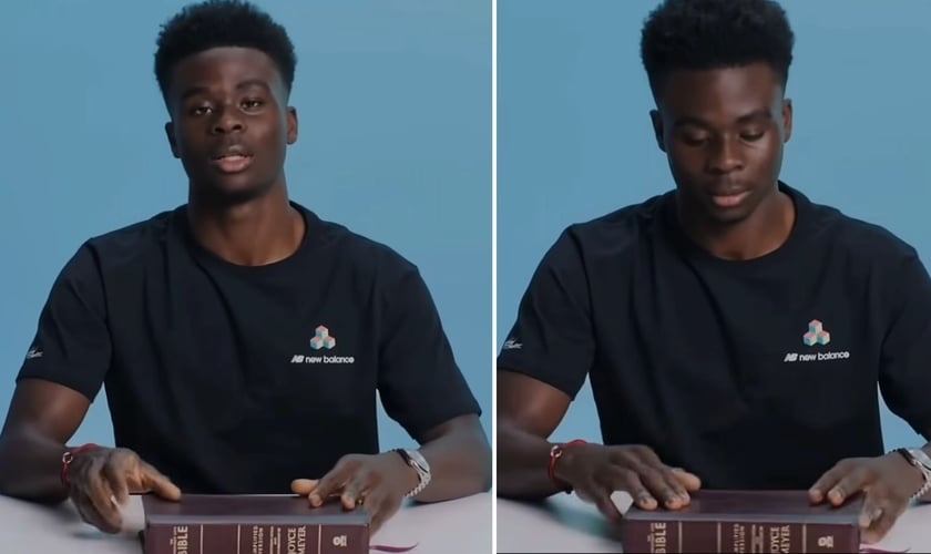 Bukayo Saka com sua Bíblia. (Foto: Reprodução/Instagram/Godspired)