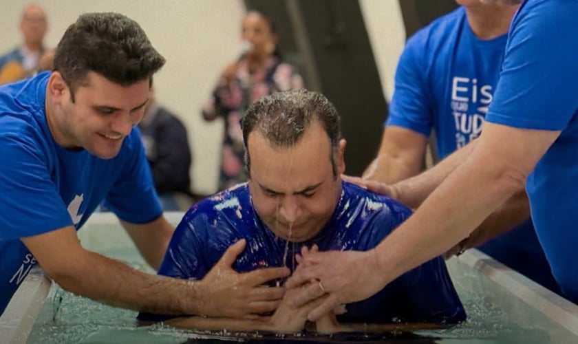 O batismo marcou o nascimento da primeira igreja da diáspora persa em SP. (Foto: Reprodução/Instagram/Junta de Missões Mundiais)