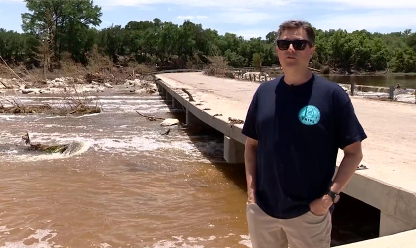 Michael Oakes e sua família sobreviveram a enchente que devastou o Texas. (Foto: Reprodução/KENS5).