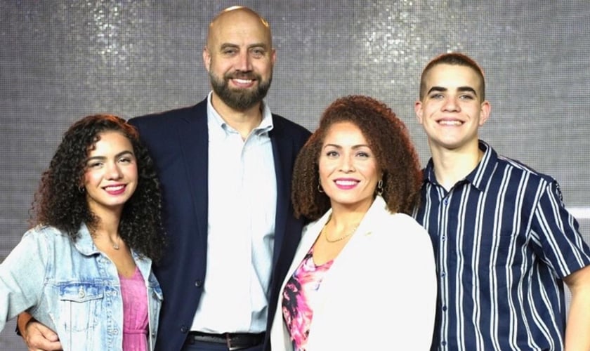 John Boore e a família. (Foto: Reprodução/AG News)