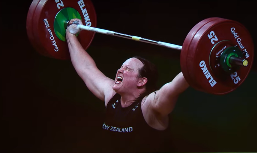 A neozelandesa Laurel Hubbard, atleta transgênero de levantamento de peso. (Captura de tela/YouTube/CBS Mornings)