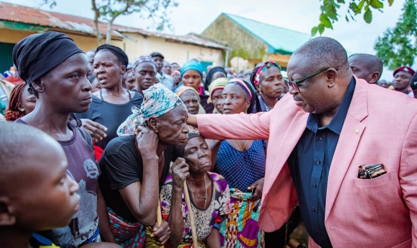 O governador do estado de Plateau, Caleb Manasseh Mutfwang, visitou a região atingida pelo ataque aos cristãos. (Foto: X/Plateau State Directorate of Press)