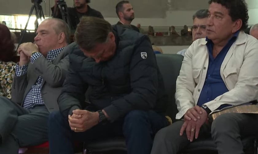 O ex-presidente Jair Bolsonaro se emociona em culto evangélico. (Captura de tela/YouTube/AFP)