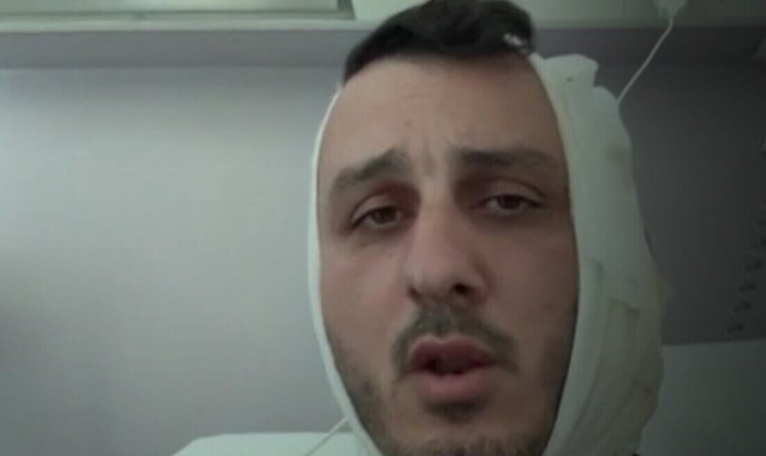 Stav Ben-Shushan após receber atendimento hospitalar por ferimento na orelha. (Captura de tela/Canal 12)