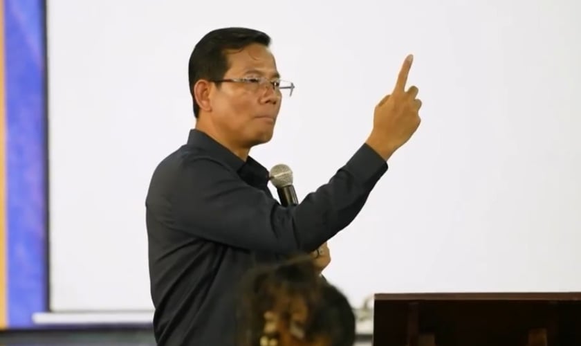 Hoje Khon Khan é pastor no Camboja. (Foto: Reprodução/CBN News).