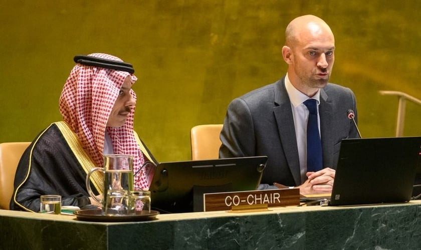 Ministros das Relações Exteriores Jean-Noël Barrot (à direita), da França, e o príncipe Faisal bin Farhan Al Saud, da Arábia Saudita, copresidentes da conferência. (Foto: ONU)