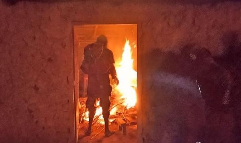 Estado Islâmico em Moçambique exalta ataques a cristãos e a queima de igrejas. (Imagem: Reprodução/Barnabas Aid)