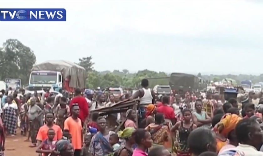 Os manifestantes denunciaram a falta de ação do governo contra terroristas fulani. (Foto: Reprodução/YouTube/TVC News Nigeria).