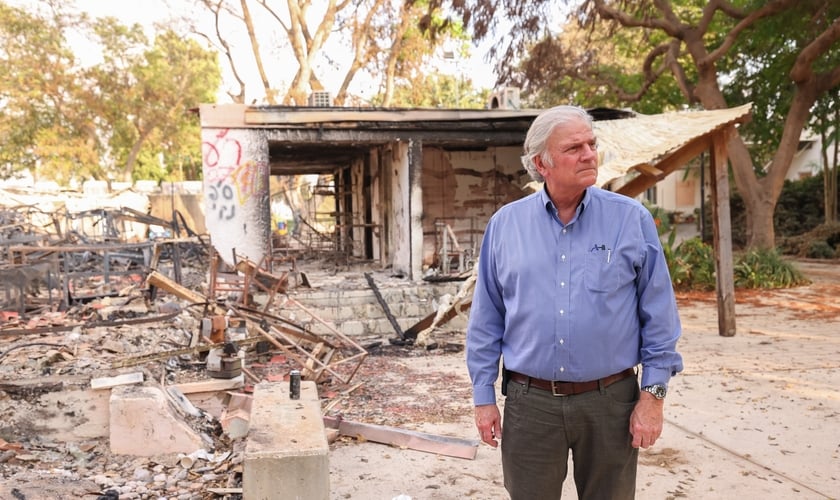 Franklin Graham visita uma comunidade israelense onde civis foram mortos na invasão do Hamas. (Foto: Samaritan's Purse)