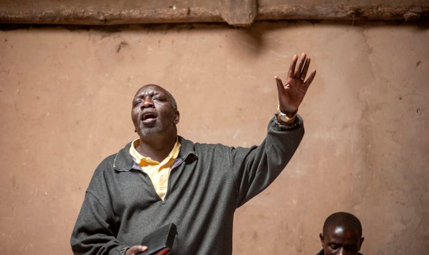 Um pastor Bafumbira ora durante um culto na Igreja Batista Ntamutindi em Kisoro, na República Democrática do Congo. (Foto ilustrativa: IMB)