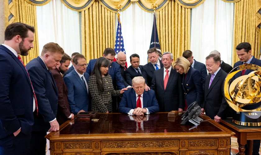 O presidente Donald Trump se une a líderes religiosos em oração. (Foto: The White House)