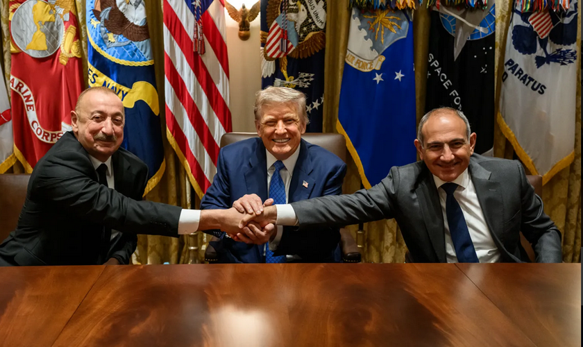 Donald Trump com Ilham Aliyev (à esq.) do Azerbaijão e Nikol Pashinyan da Armênia. (Foto: The White House)