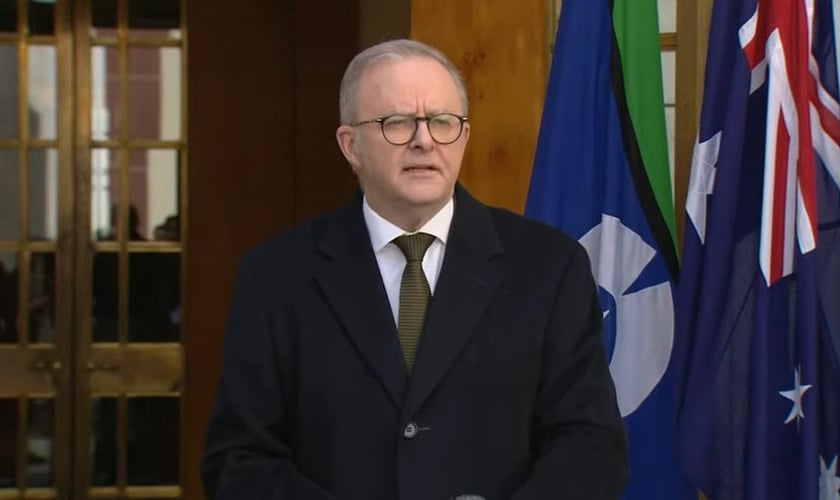 O primeiro-ministro australiano Anthony Albanese em Canberra, onde anunciou o reconhecimento do Estado palestino. (Captura de tela/YouTube/AP)