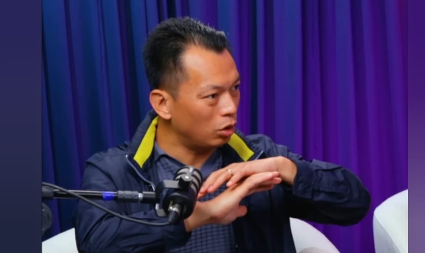 Isaac Liu, filho do pastor perseguido Irmão Yun, foi livrado da morte por Deus. (Foto: Reprodução/YouTube/Plenitude).