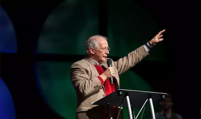 John Piper fala na Conferência da Cruz para as Nações. (Foto: Cruz para as Nações)