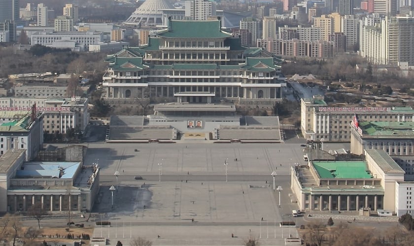 A Praça Kim Il-Sung, hoje palco de desfiles militares, antes abrigava casas de missionários e eventos religiosos. (Foto: Wikipedia)