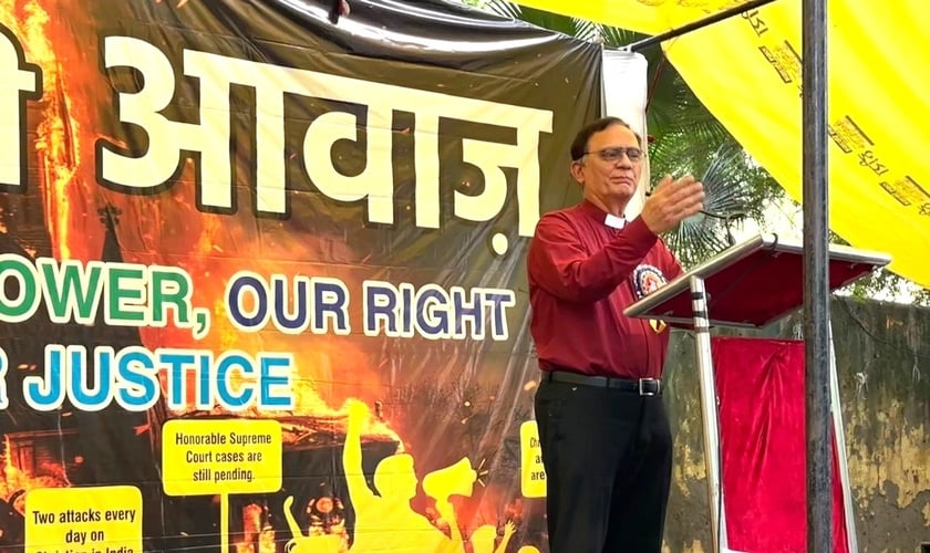 O Rev. Richard Howell discursa em manifestação contra a perseguição a cristãos em Nova Délhi. (Foto: Morning Star News)