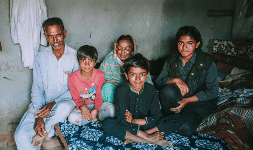 Uma das famílias resgatadas. (Foto: Reprodução/Global Christian Relief)