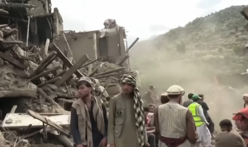 O terremoto no Afeganistão vitimou mais de 2.000 pessoas. (Foto: Reprodução/YouTube/NBC News).
