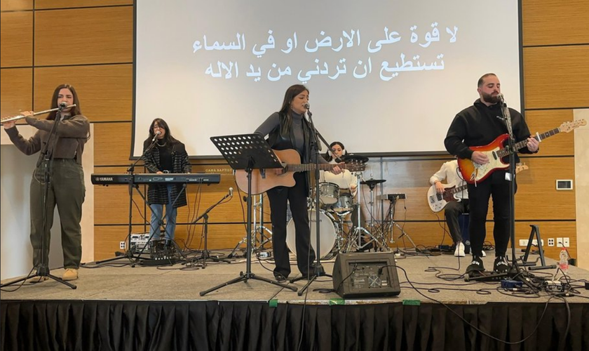 Jovens ministram louvor na comunidade batista árabe em Caná, Israel. (Foto: Canna Baptist Church)