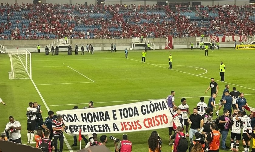 A equipe comemorou a subida para a divisão C glorificando ao Senhor. (Foto: Instagram/Santa Cruz Futebol Clube).