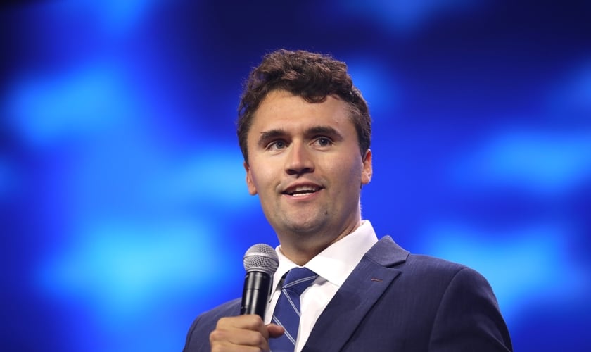 Charlie Kirk em uma conferência da Turning Point USA em 2023. (Foto: Wikimedia Commons/Gage Skidmore)