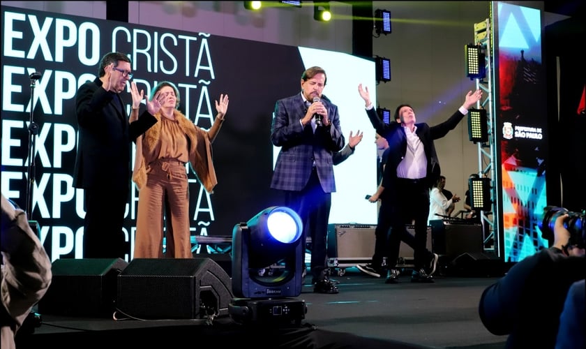 Pastor Edson Rebustini, da Bíblica da Paz, Adriana Barros, diretora executiva da Expo Cristã, Apóstolo Estevam Hernandes, da Igreja Renascer, e Pr. Robson Rodovalho, da Sara Nossa Terra. (Foto: Getúlio Camargo)