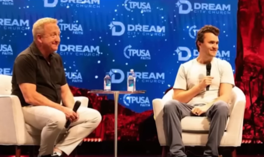 Rob e Charlie. (Foto: Reprodução/YouTube/Fox News Clips)