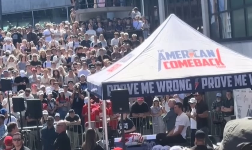 Charlie Kirk foi assassinado por um atirador. (Foto: Reprodução/YouTube/CNN Brasil).