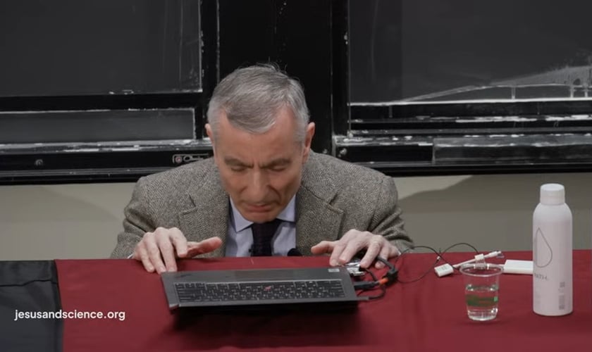 Dr. James Tour, ora em Harvard, durante o debate ‘Crise da Origem da Vida’. (Captura de tela/YouTube/Dr. James Tour)