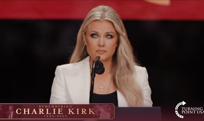 Erika Kirk durante seu discurso no funeral de Charlie Kirk, em Glendale, Arizona. (Captura de tela/YouTube/Turning Point USA)