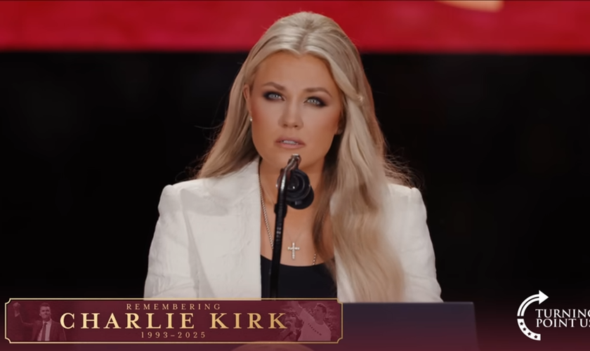 Erika Kirk durante seu discurso no funeral de Charlie Kirk, em Glendale, Arizona. (Captura de tela/YouTube/Turning Point USA)