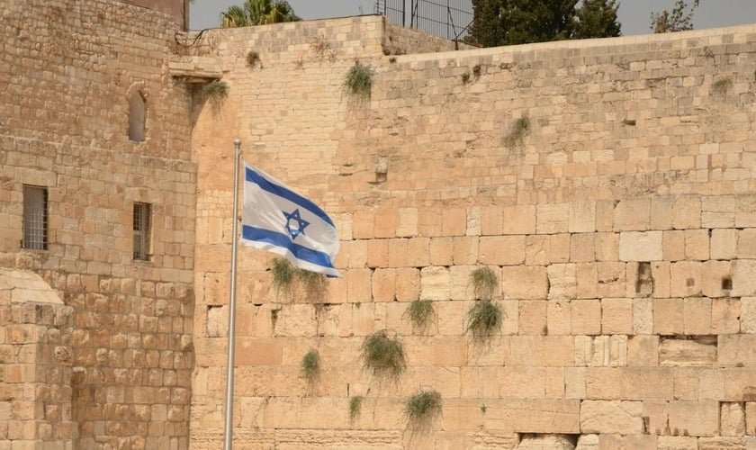 Bandeira de Israel em destaque no Muro das Lamentações. (Foto: Pexels)