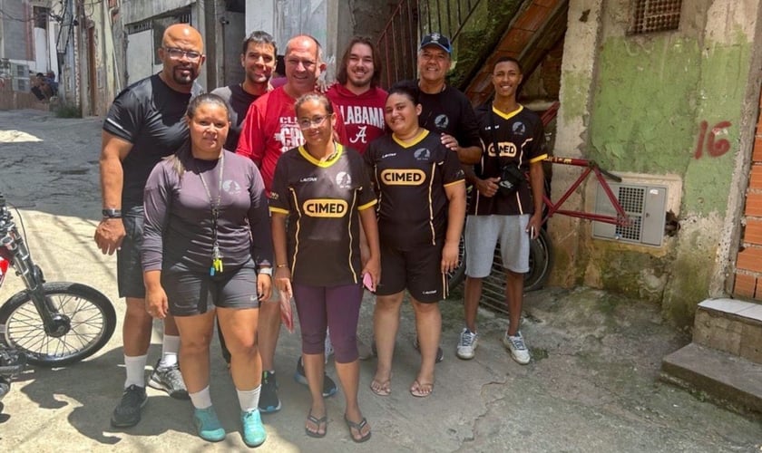 A equipe missionária na favela. (Foto: Reprodução/IMB)