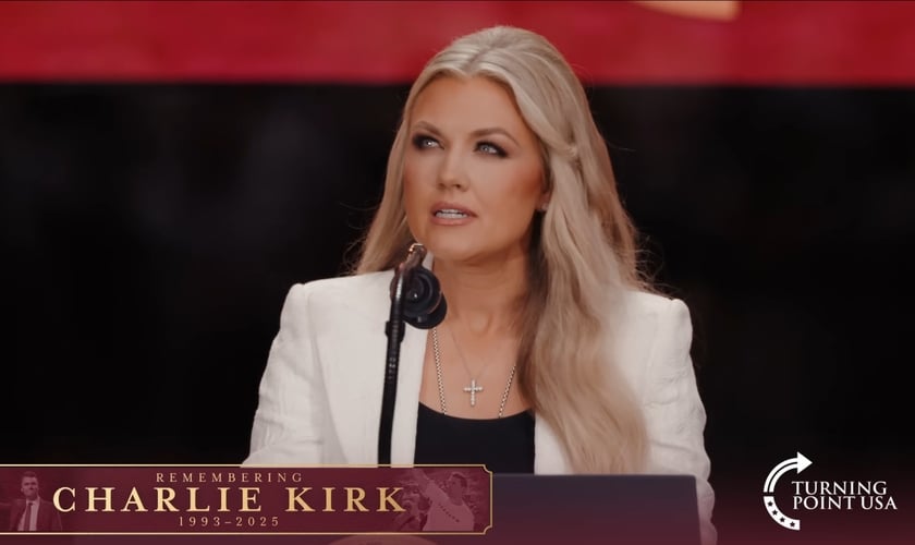 Erika Kirk durante seu discurso no funeral de Charlie Kirk, em Glendale, Arizona. (Captura de tela/YouTube/Turning Point USA)