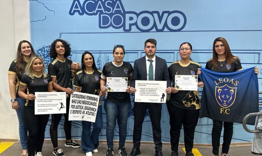 Equipe de futebol feminino Leoas CG recebe Moção de Apoio entregue pelo vereador Rafael Tavares (PL). (Foto: Luiz Gustavo/Câmara Municipal de Campo Grande)