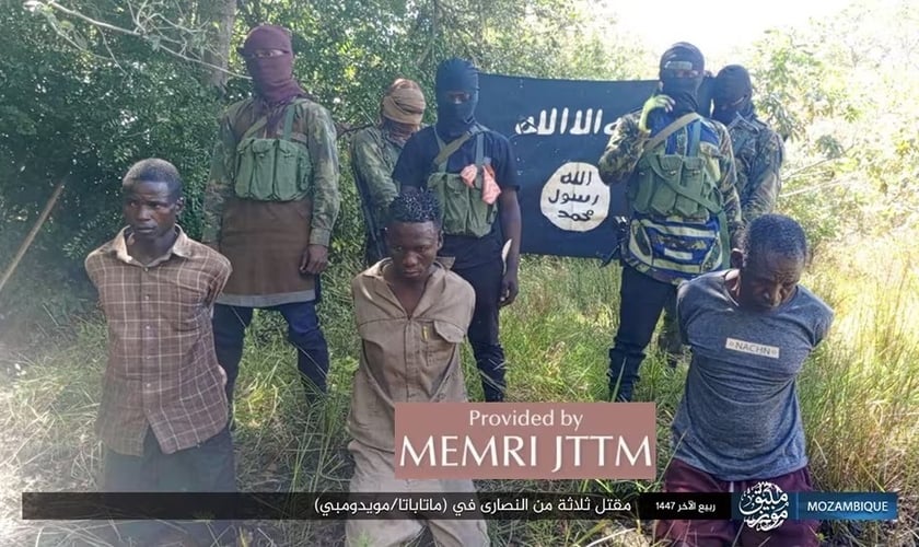 O Estado Islâmico divulgou fotos das execuções de cristãos em Moçambique. (Foto: Reprodução/MEMRI).