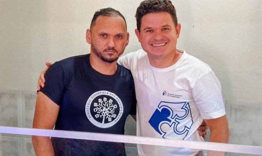 Antônio e o pastor José. (Foto: Reprodução/Notícias Adventistas)