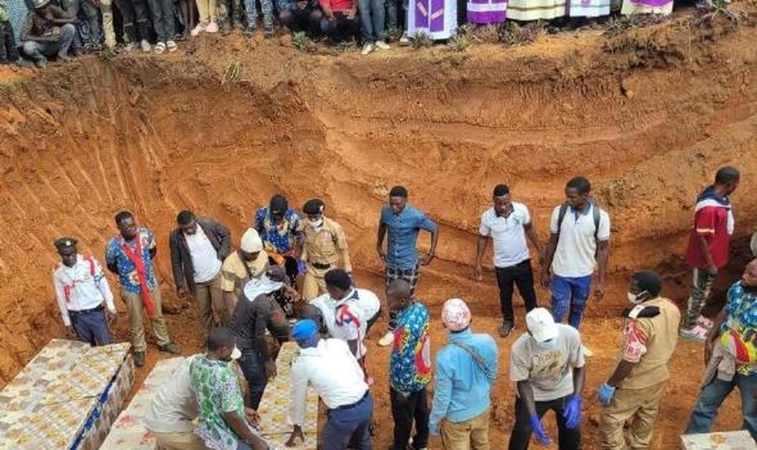 Enterro em massa para as vítimas de um ataque do Estado Islâmico na Província da África Central a uma igreja em Komanda, Província de Ituri, em agosto. (Foto: Barnabas Aid)