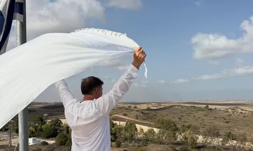 Joel Engel durante oração na fronteira entre Israel e Gaza. (Foto: Ministério Engel)