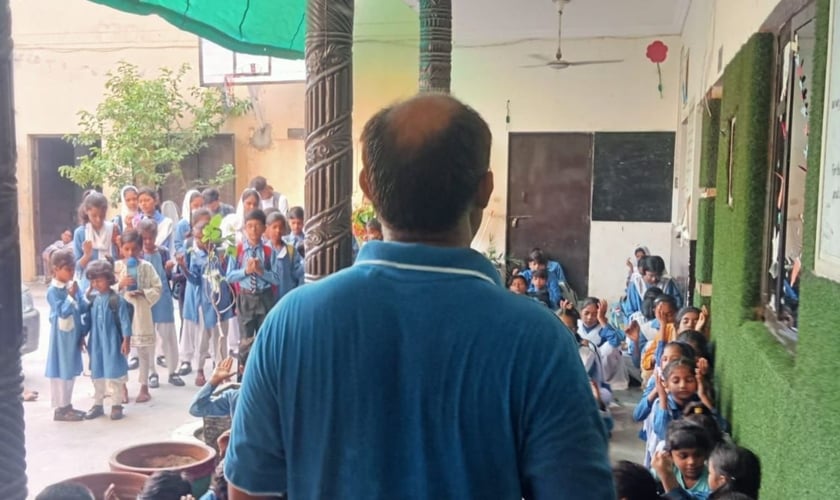 Shamshad Masih ministrando a crianças. (Foto: Arquivo pessoal cedido ao Guiame)