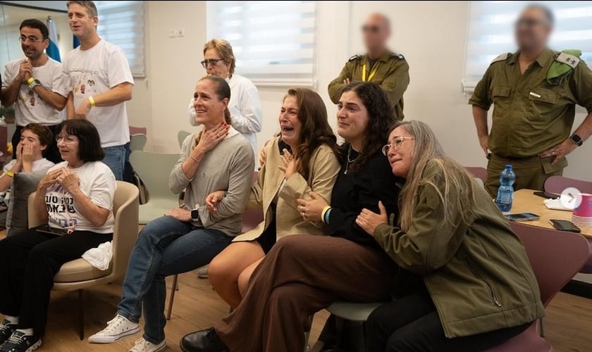 Familiares aguardam com emoção a chegada dos reféns libertados após o acordo entre Israel e Hamas. (Foto: IDF)
