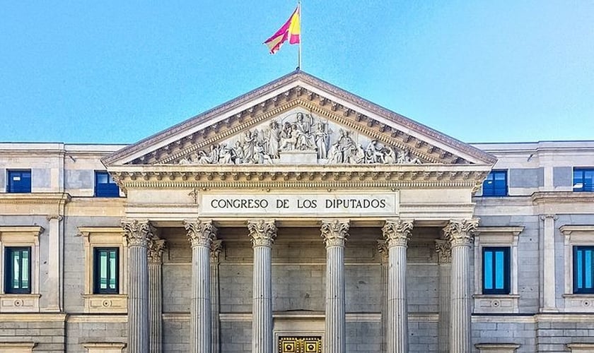 Fachada do Congresso dos Deputados, sede do Parlamento espanhol em Madri, onde tramita a proposta de incluir o aborto como direito constitucional. (Foto: Julian David Perez Del Basto/Creative Commons)
