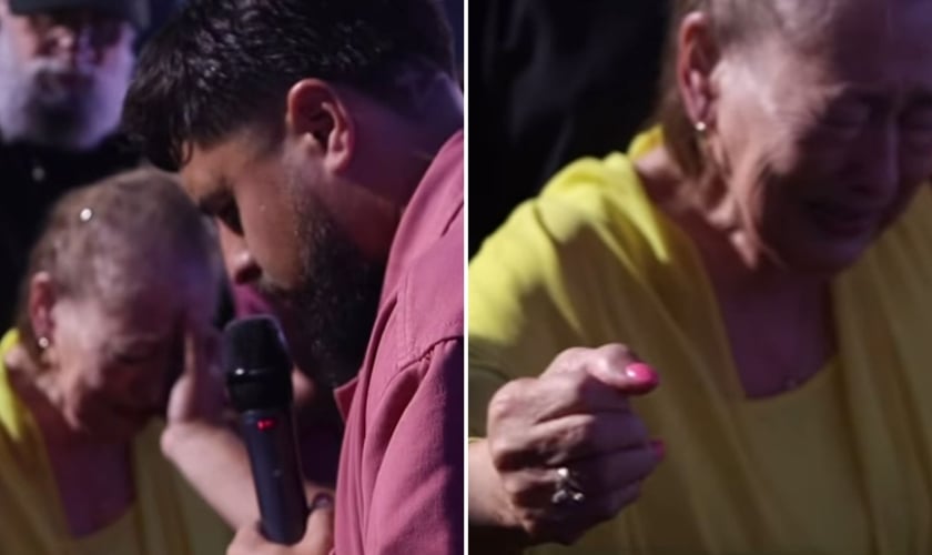 A idosa recebendo a oração no culto. (Foto: Reprodução/Instagram/Mario Esparza)