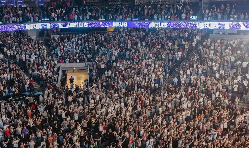 Milhares de estudantes se reuniram para ouvir a Palavra de Deus. (Foto: Instagram/Unite US)