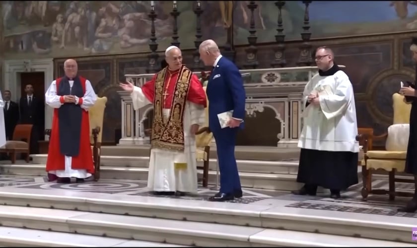 Rei Charles e o papa Leão na missa no Vaticano. (Foto: Reprodução/The Royal Family Channel).