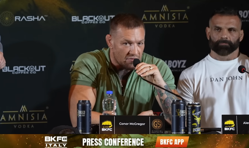 Conor McGregor na coletiva de imprensa. (Foto: Reprodução/YouTube/Bare Knuckle Fighting Championship)