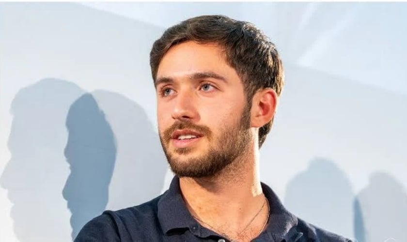 O ex-refém israelense Omer Shem Tov compartilha sua história pelo mundo. (Captura de tela/YouTube/JNF)