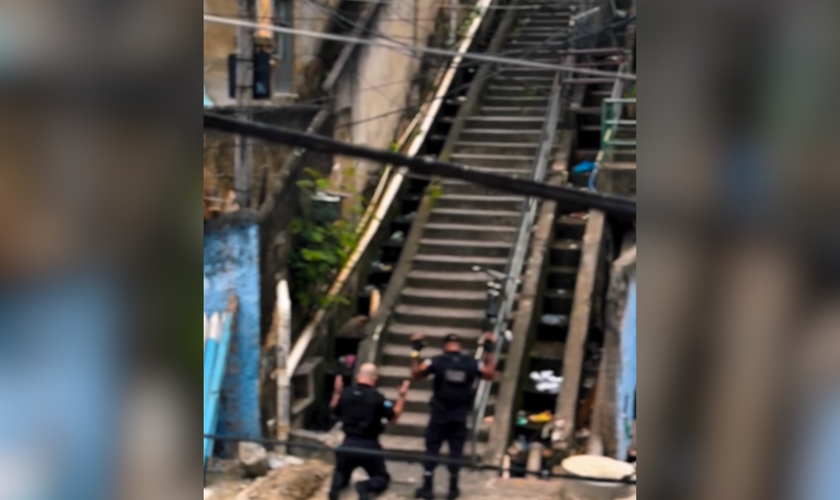 Imagem gerada por IA de dois policiais orando em favela do Rio viraliza. (Reprodução: redes sociais)